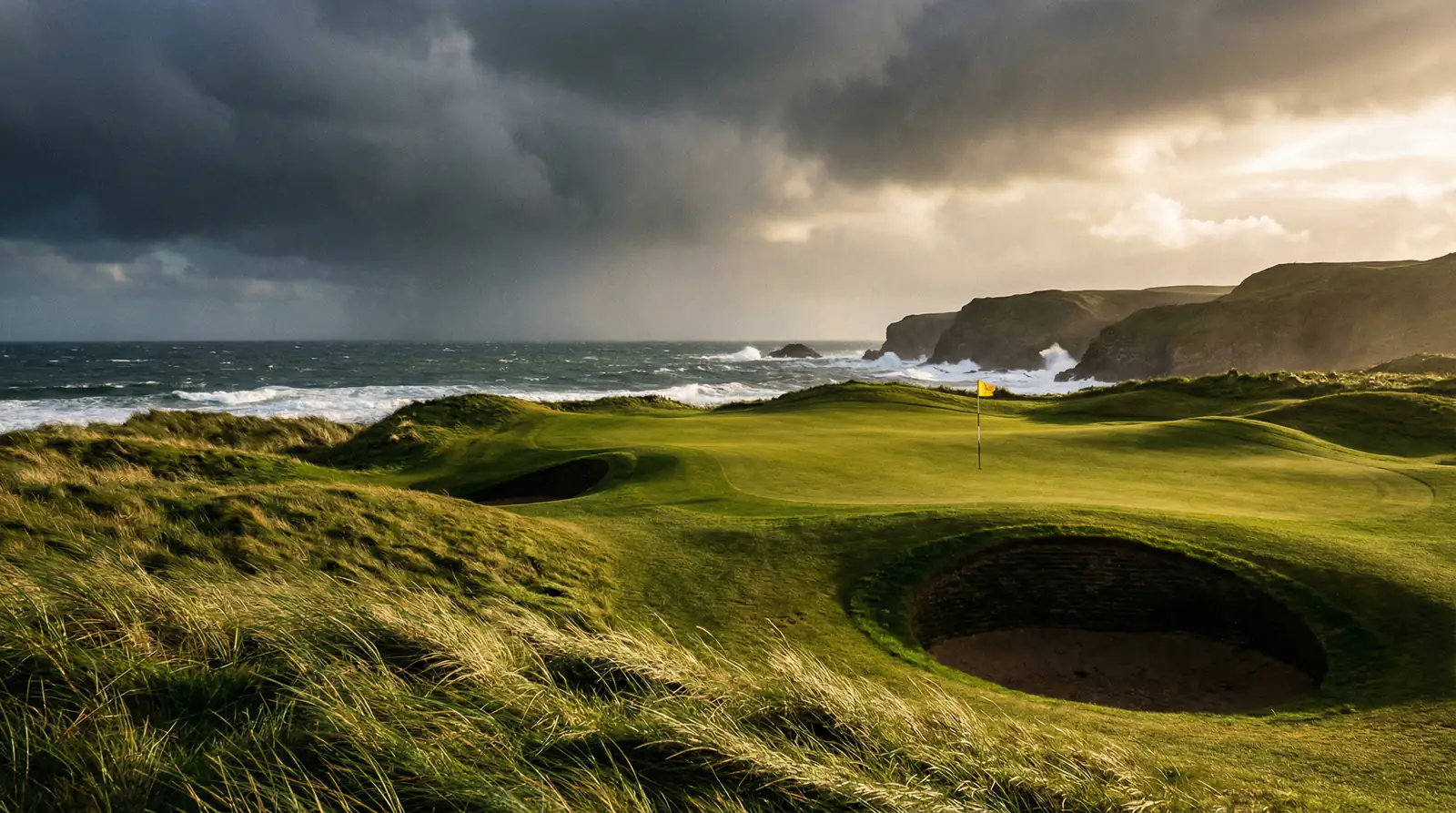 Dramatischer Links-Golfplatz an der Küste bei windigem Wetter mit dunklen Wolken